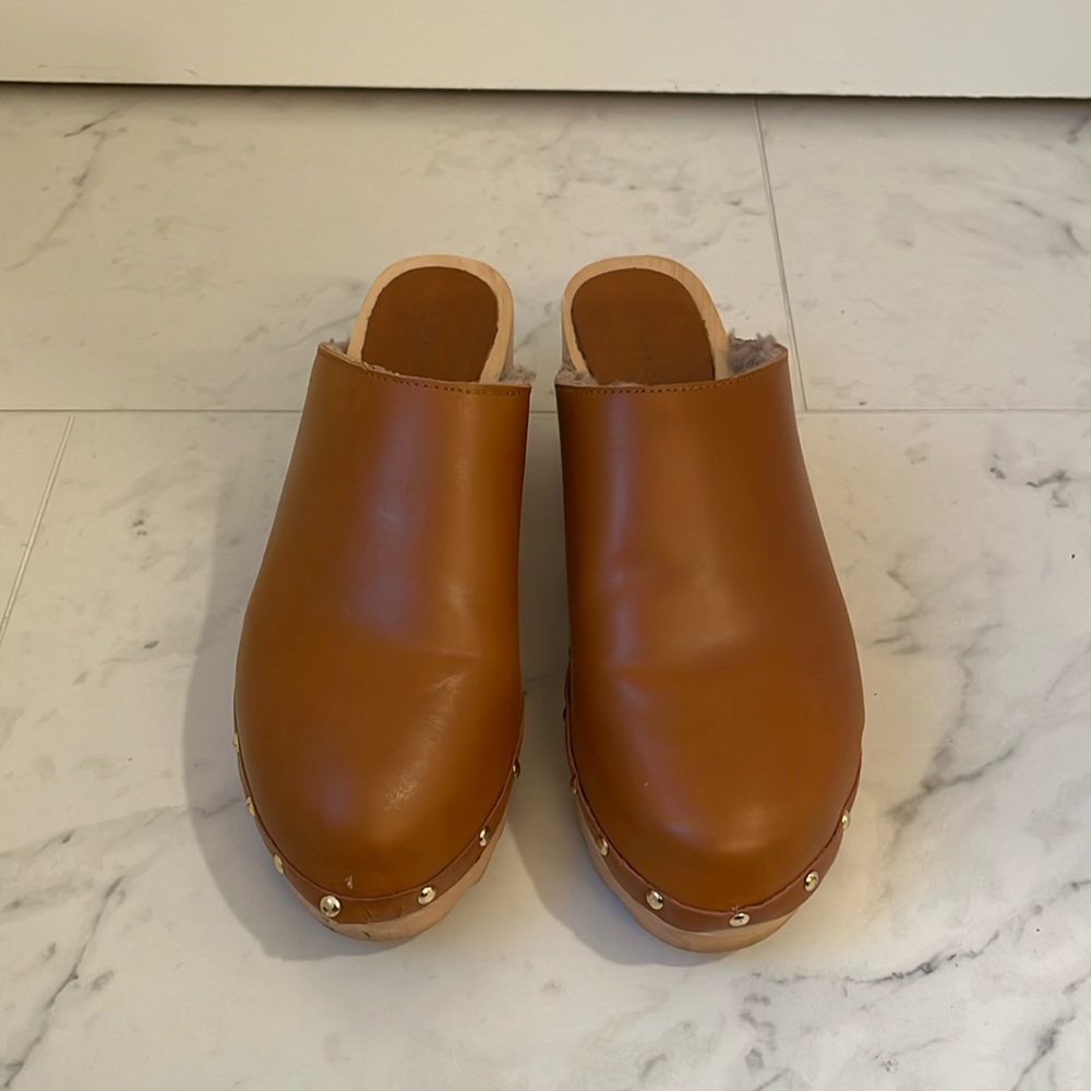 Aerosole Clogs in Chestnut